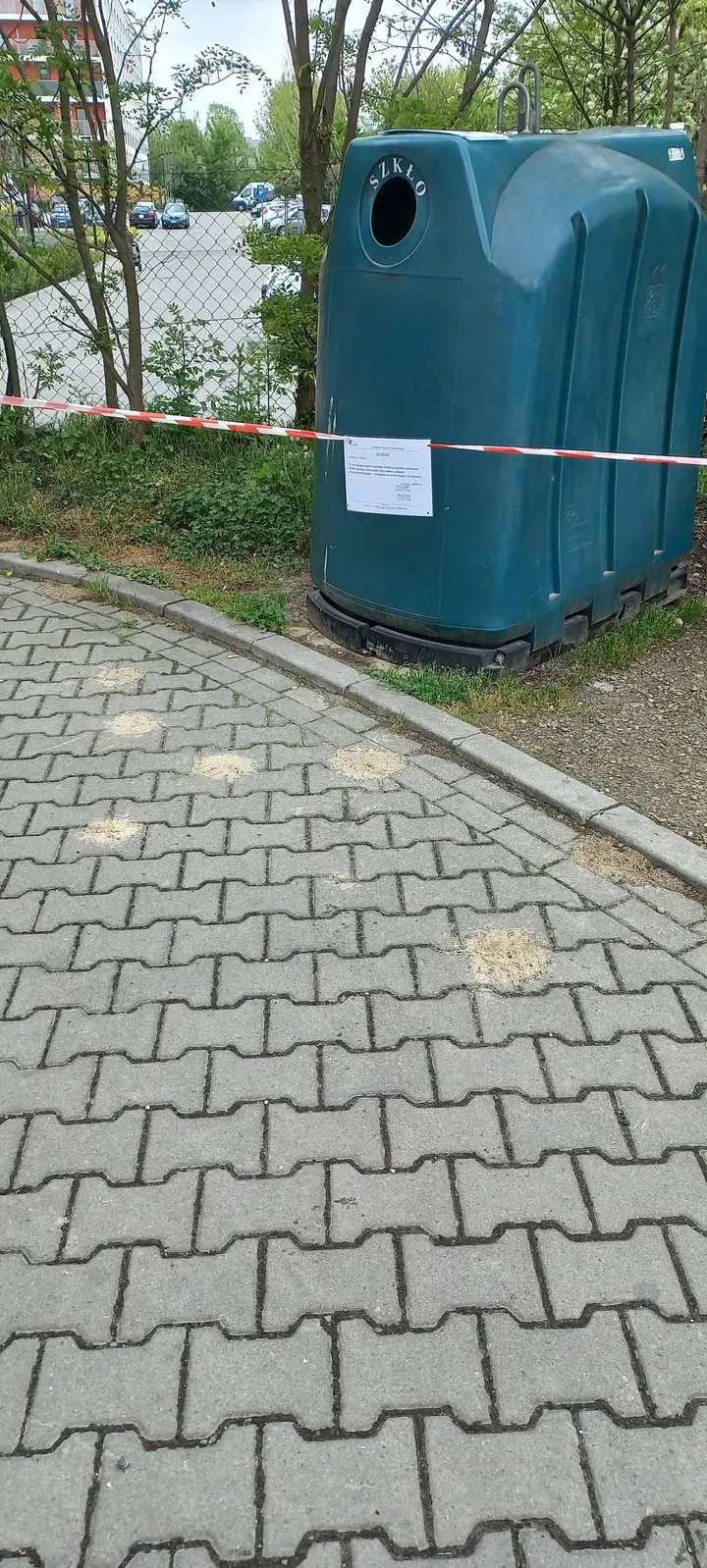 Zewnętrzny punkt monitoringu szkodników na terenie obiektu — Venator Pestis, usługi DDD Kraków i Małopolska