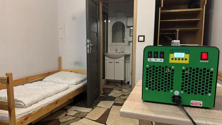 Generator ozonu podczas zabiegu w pomieszczeniu — Venator Pestis, usługi DDD Kraków i Małopolska